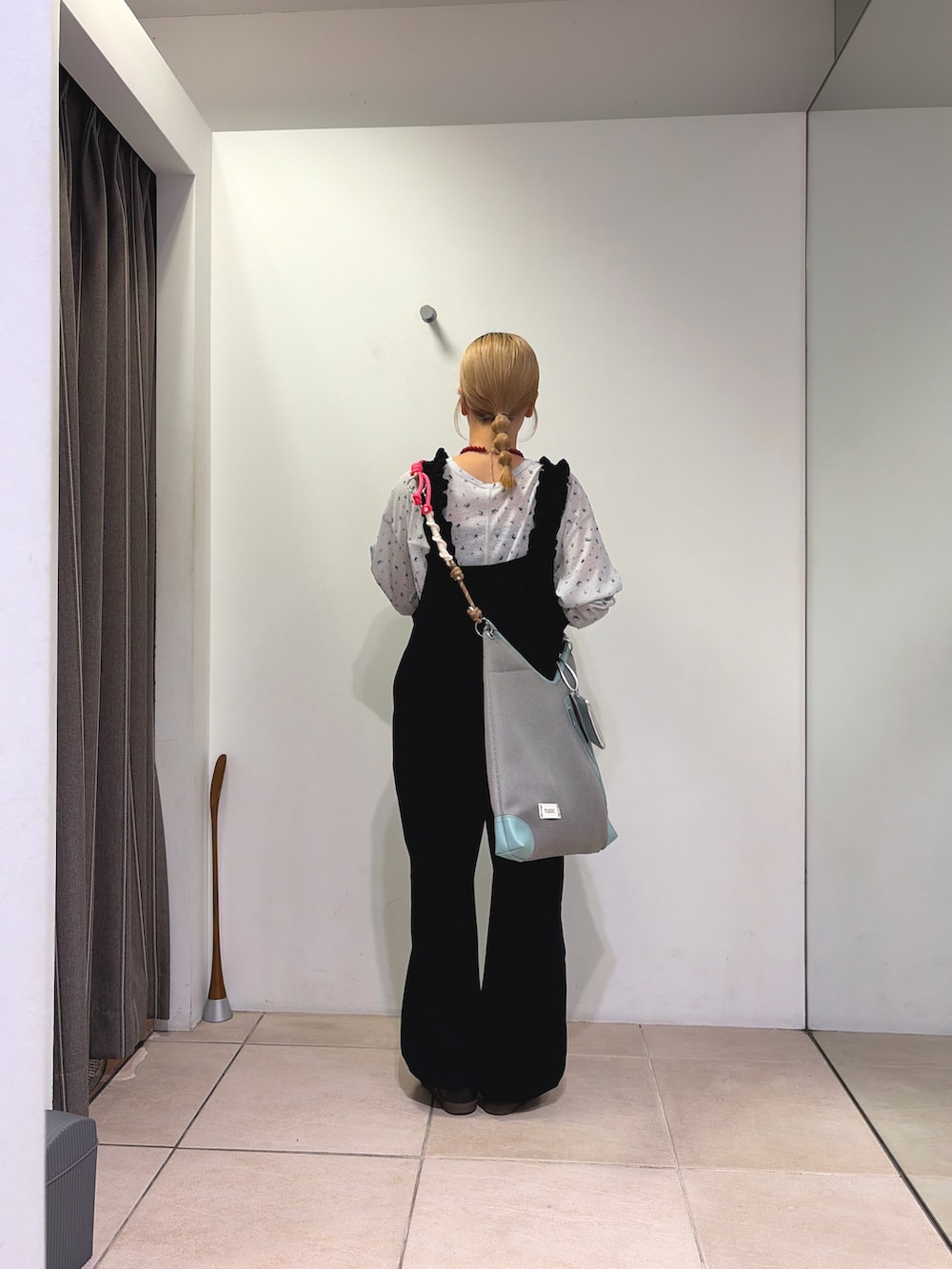グレー系のTシャツ/カットソー、ブラック系のつなぎ/オールインワン、グレー系のショルダーバッグを着用したレディースの夏コーディネートの3枚目の写真