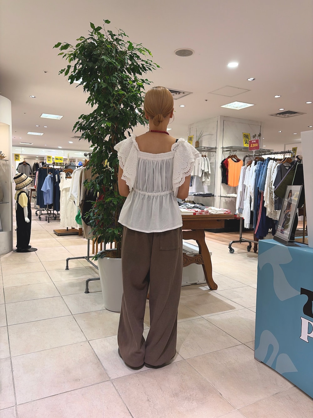 ホワイト系のシャツ/ブラウス、ブラウン系のスウェットパンツ、ブラック系のショルダーバッグを着用したレディースの夏コーディネートの3枚目の写真