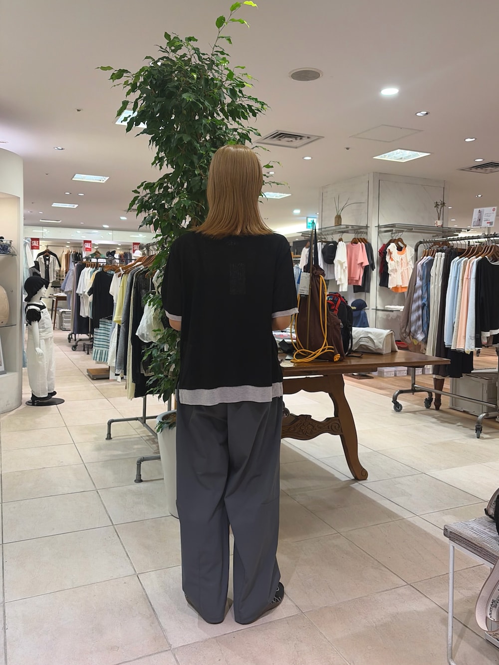 ブラック系のカーディガン/ボレロ、グレー系のその他パンツ、ブラック系のショルダーバッグを着用したレディースの夏コーディネートの2枚目の写真