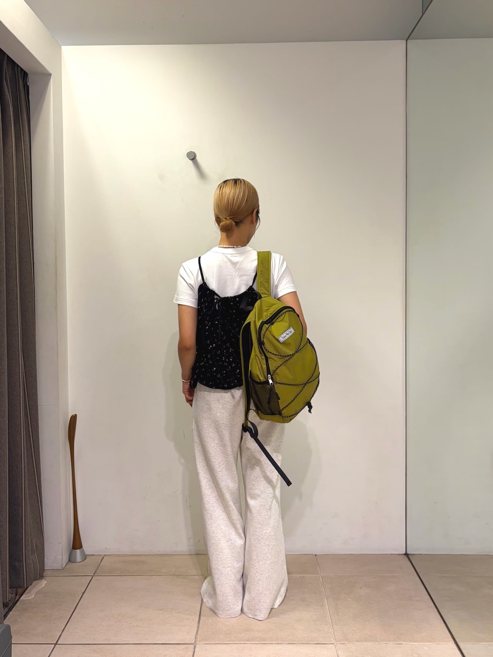 ブラック系のタンクトップ、グレー系のその他パンツ、グリーン系のバックパック/リュックを着用したレディースの秋コーディネートの3枚目の写真