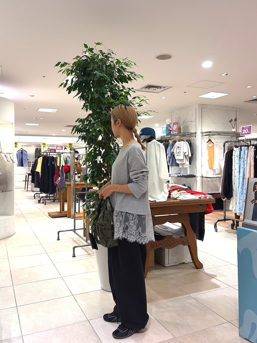 グレー系のTシャツ/カットソー、グリーン系のショルダーバッグ、ブラック系のその他パンツを着用したレディースの夏コーディネートの2枚目の写真