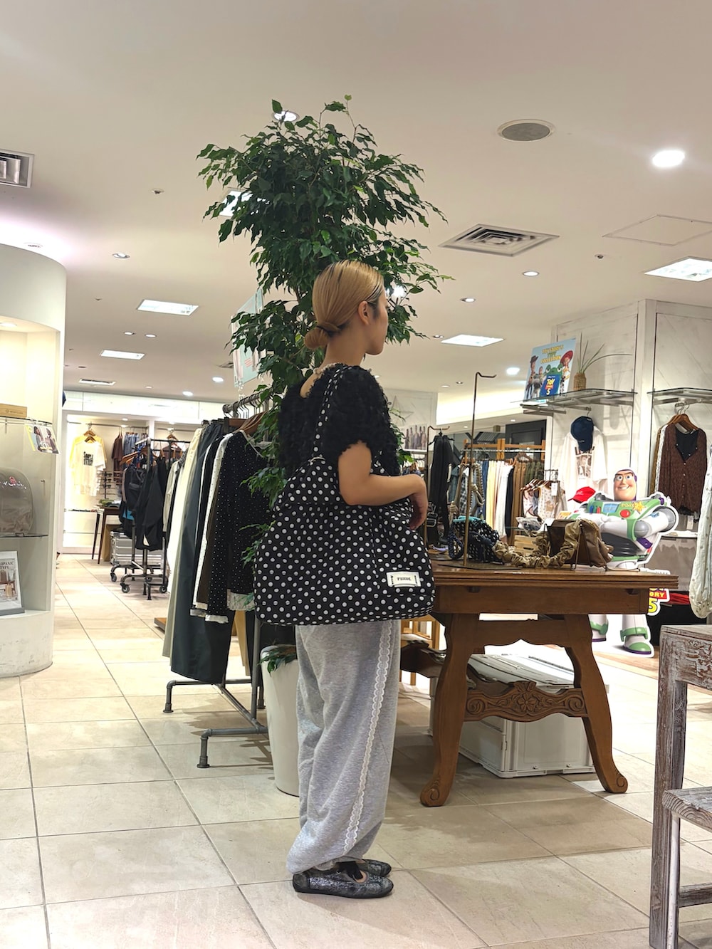 グレー系のスウェットパンツ、ブラック系のシャツ/ブラウス、ブラック系のショルダーバッグを着用したレディースの秋コーディネートの2枚目の写真