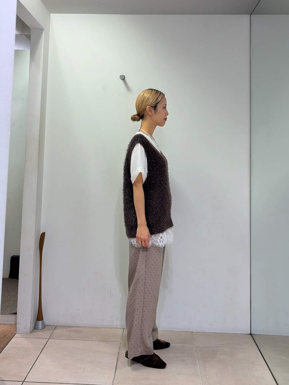 ホワイト系のTシャツ/カットソー、ブラウン系のパンプス、ブラウン系のその他パンツを着用したレディースの秋コーディネートの2枚目の写真