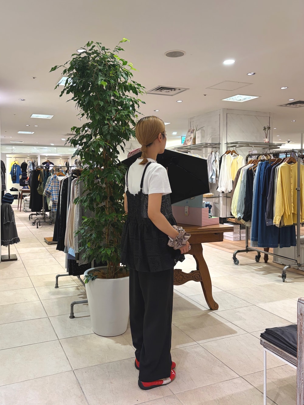 グレー系のキャミソール、ブラック系のその他パンツ、ブラウン系のキーホルダーを着用したレディースの春コーディネートの2枚目の写真