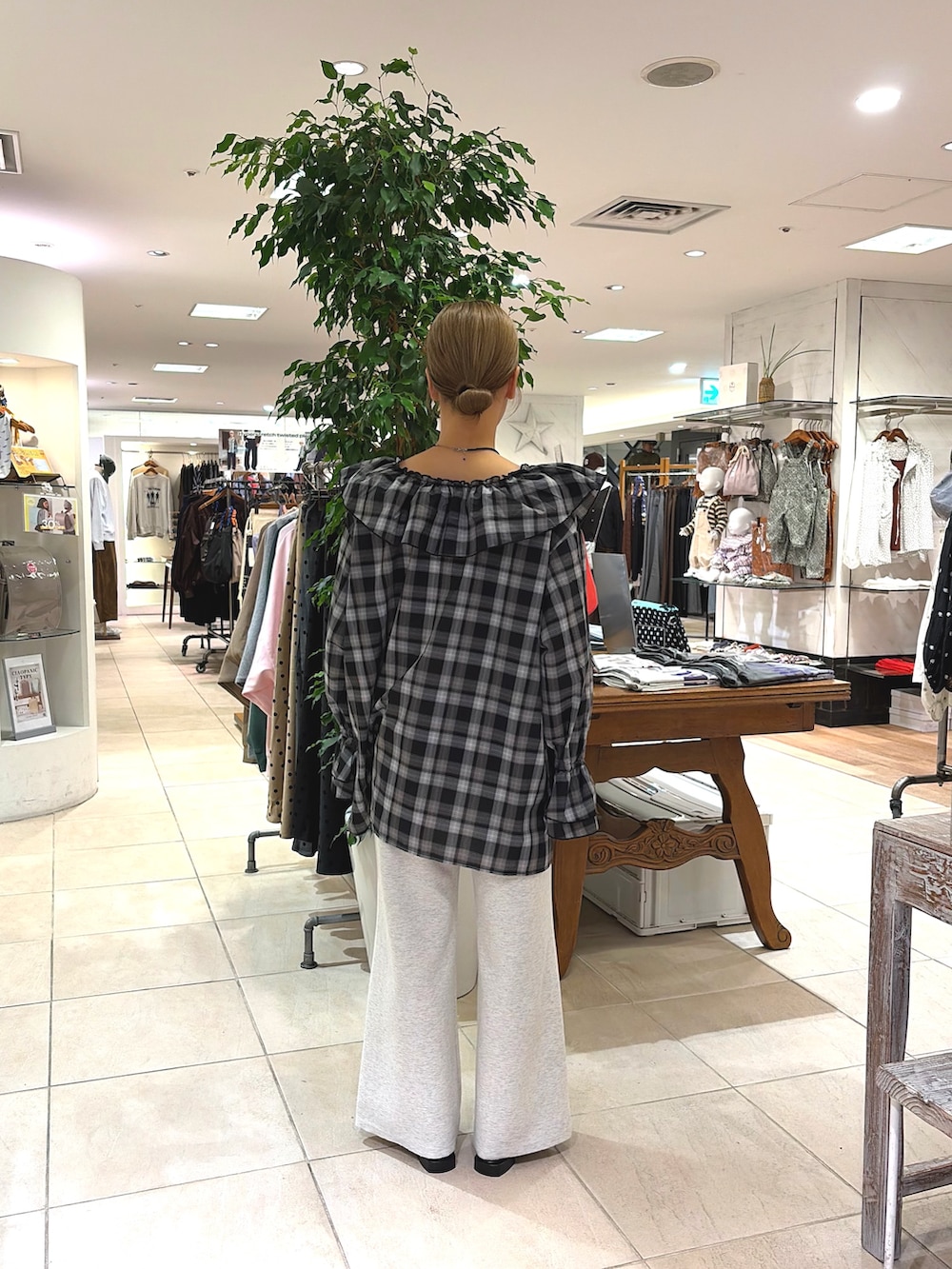 ブラック系のシャツ/ブラウス、グレー系のその他パンツ、ブラック系のパンプスを着用したレディースの秋コーディネートの3枚目の写真