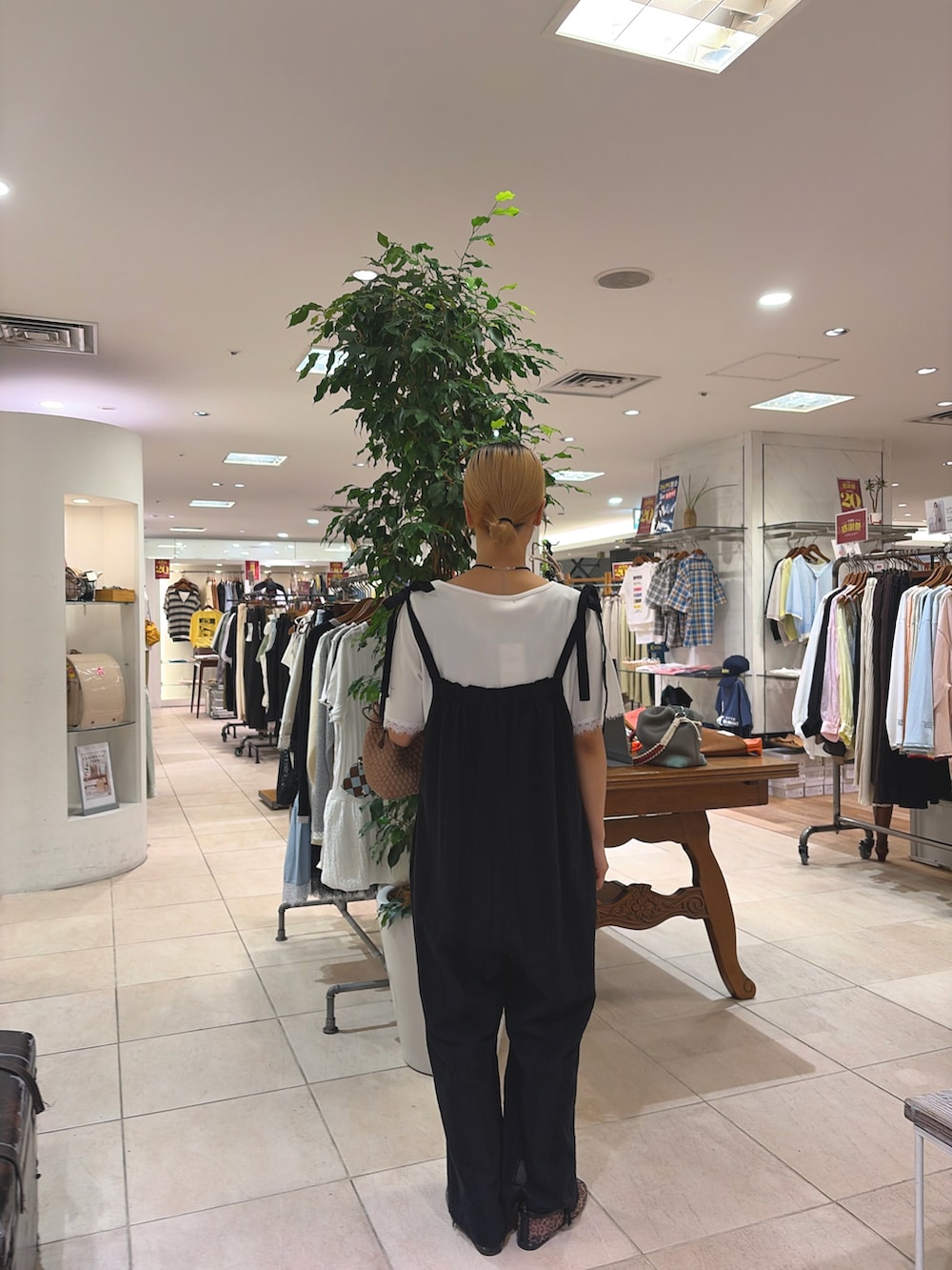 ホワイト系のTシャツ/カットソー、ブラック系のサロペット/オーバーオール、ブラウン系のパンプスを着用したレディースの夏コーディネートの3枚目の写真