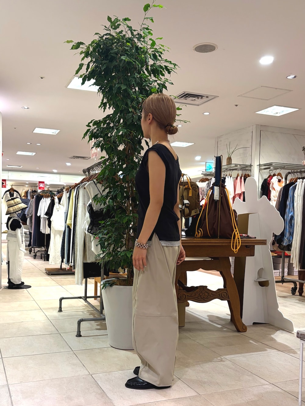ブラック系のタンクトップ、グリーン系のその他パンツ、ブラック系のローファーを着用したレディースの夏コーディネートの2枚目の写真