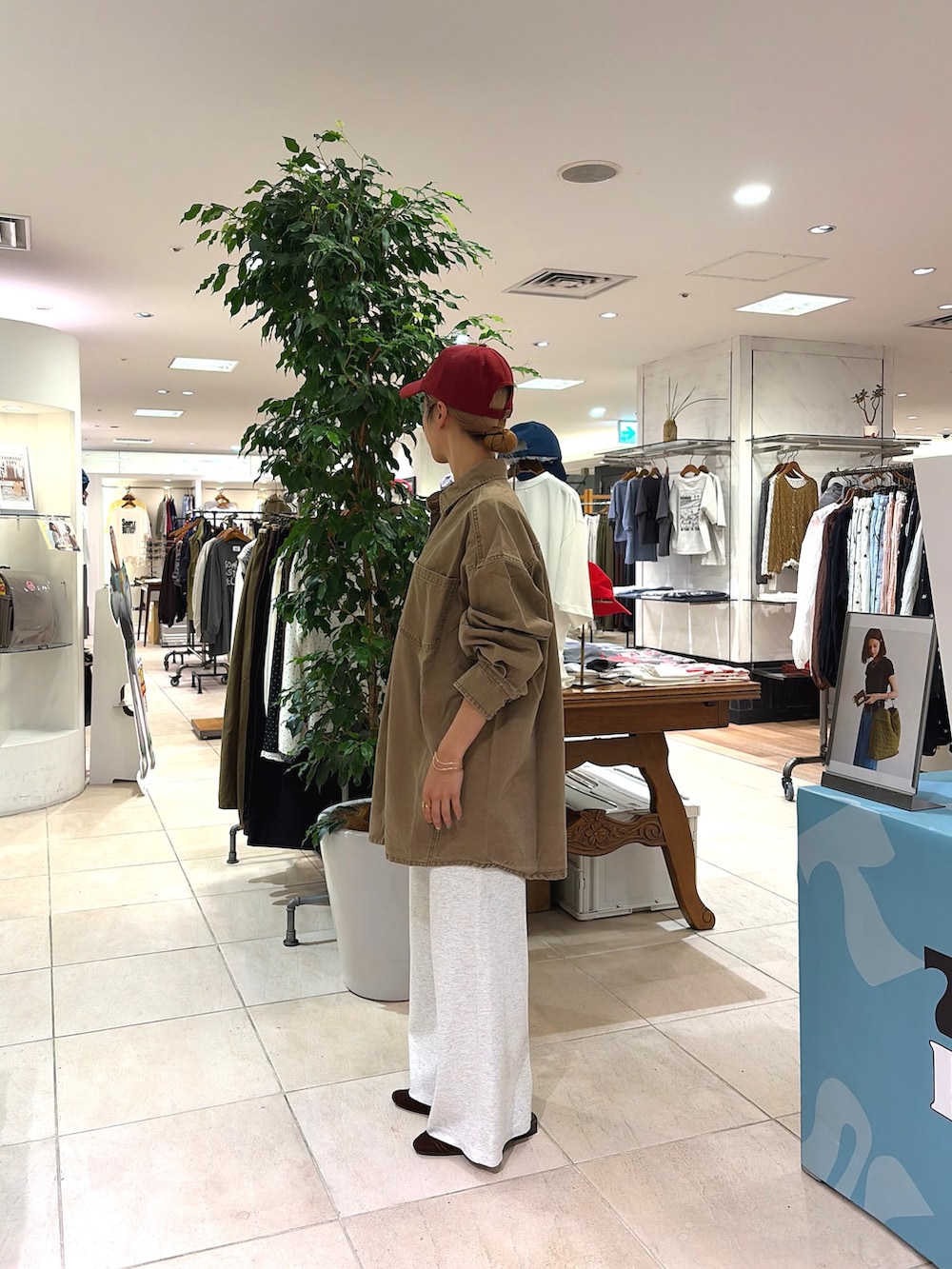 ベージュ系のブルゾン、グレー系のその他パンツ、ブラウン系のパンプスを着用したレディースの秋コーディネートの2枚目の写真