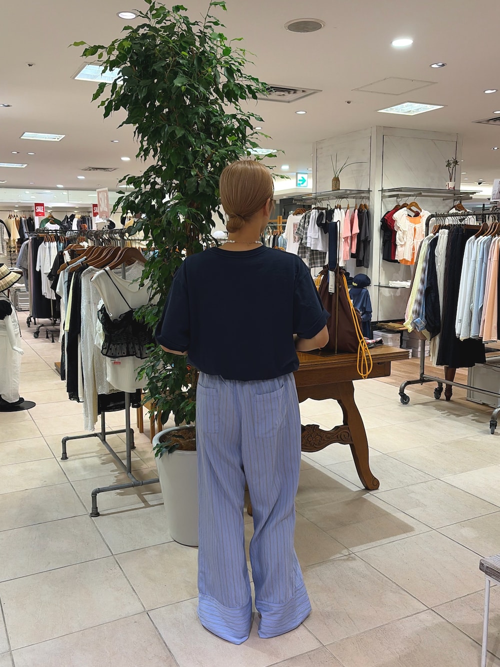 ブルー系のTシャツ/カットソー、ブルー系のその他パンツ、ブラック系のパンプスを着用したレディースの夏コーディネートの3枚目の写真