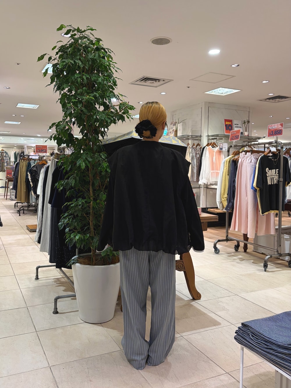ブラック系のブルゾン、ブラック系のTシャツ/カットソー、グレー系のその他パンツを着用したレディースの春コーディネートの2枚目の写真