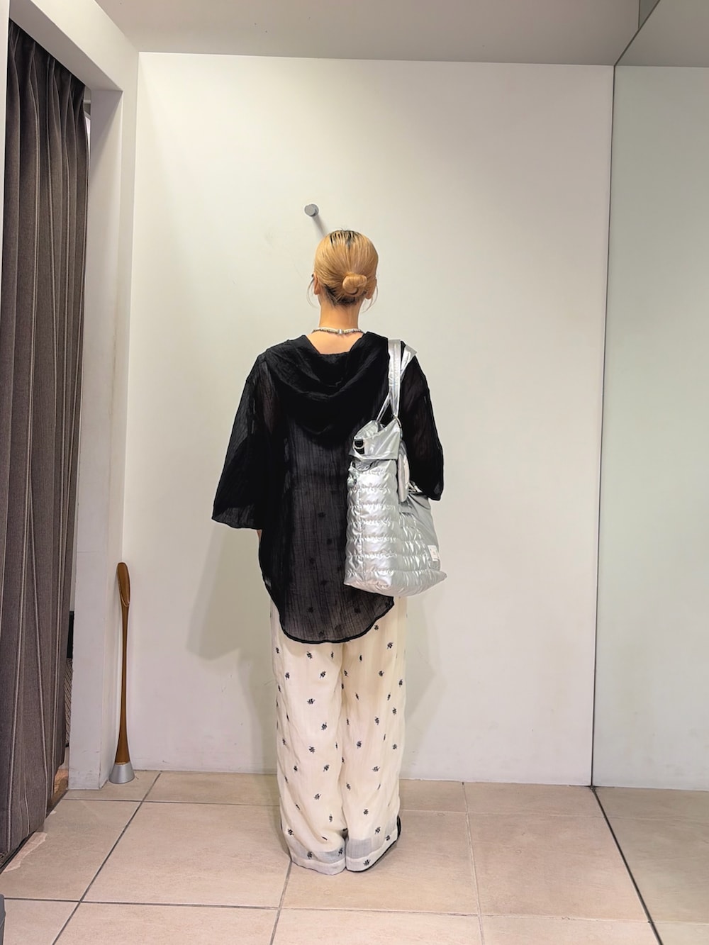 ホワイト系のタンクトップ、ブラック系のシャツ/ブラウス、ホワイト系のその他パンツを着用したレディースの夏コーディネートの2枚目の写真
