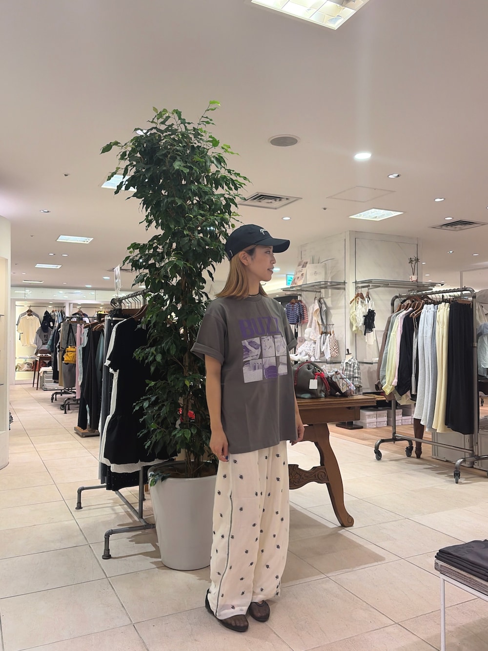 ブラック系のTシャツ/カットソー、ホワイト系のその他パンツ、ブラック系のパンプスを着用したレディースの夏コーディネートの2枚目の写真