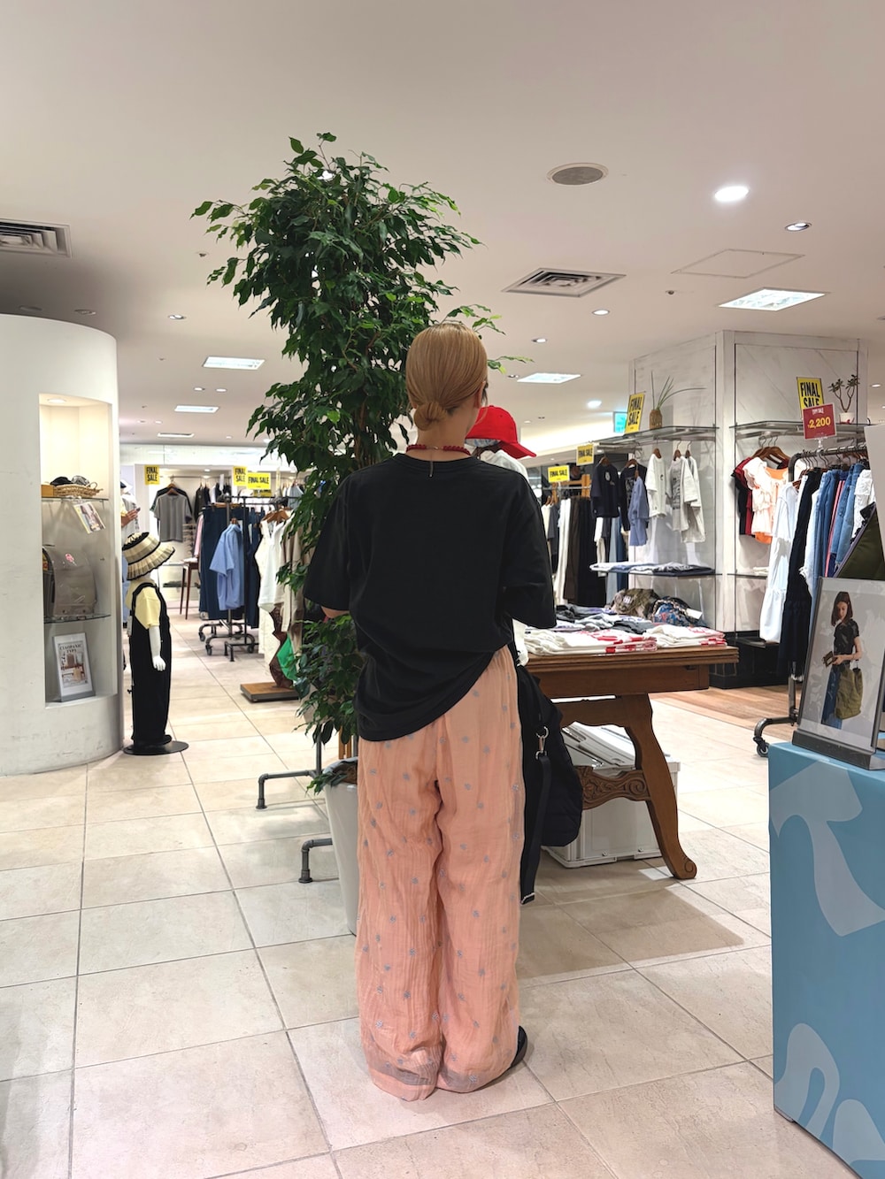 ブラック系のTシャツ/カットソー、ピンク系のその他パンツ、ブラック系のショルダーバッグを着用したレディースの夏コーディネートの2枚目の写真