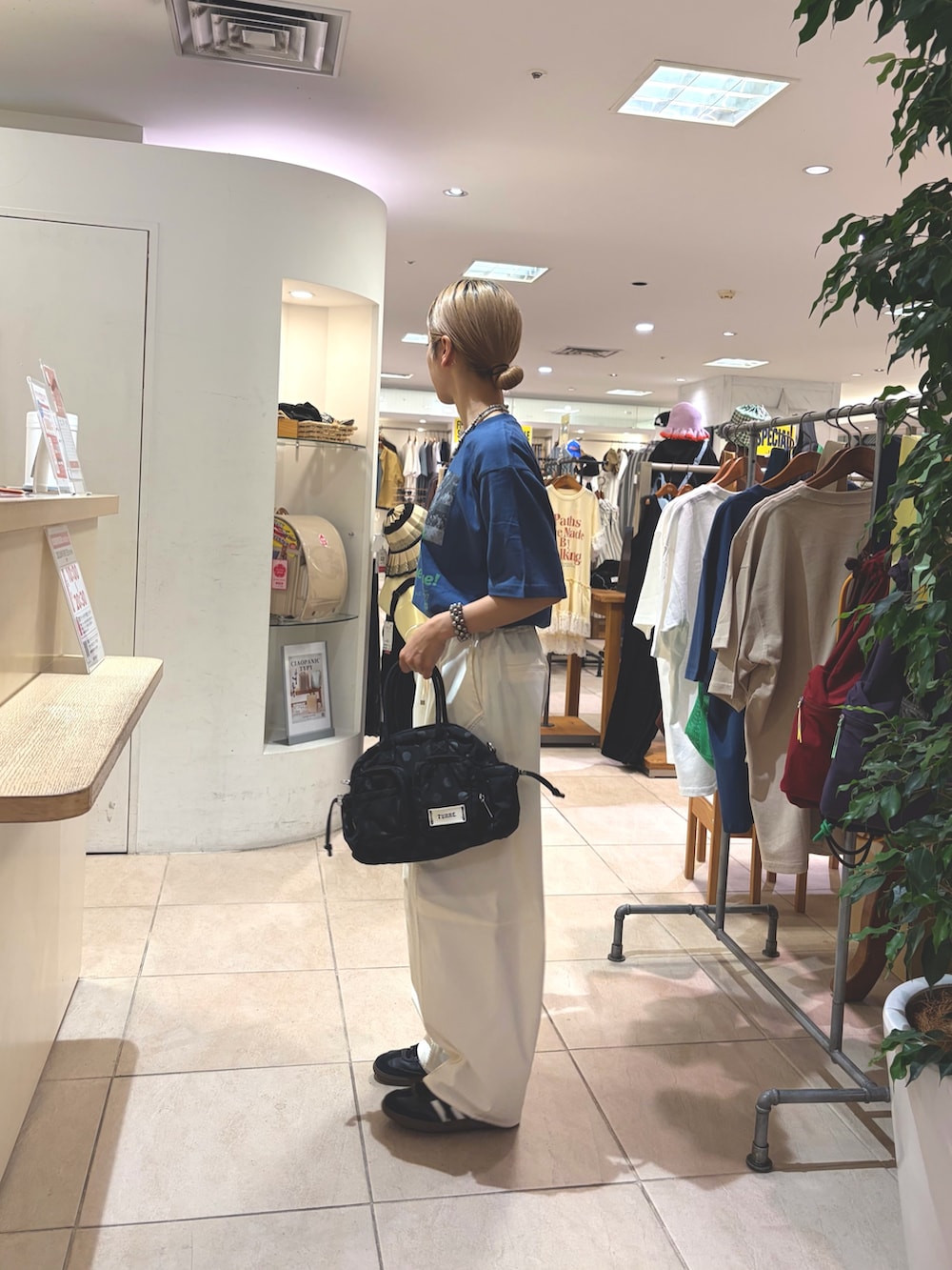 ブルー系のTシャツ/カットソー、ホワイト系のその他パンツ、ブラック系のショルダーバッグを着用したレディースの夏コーディネートの2枚目の写真