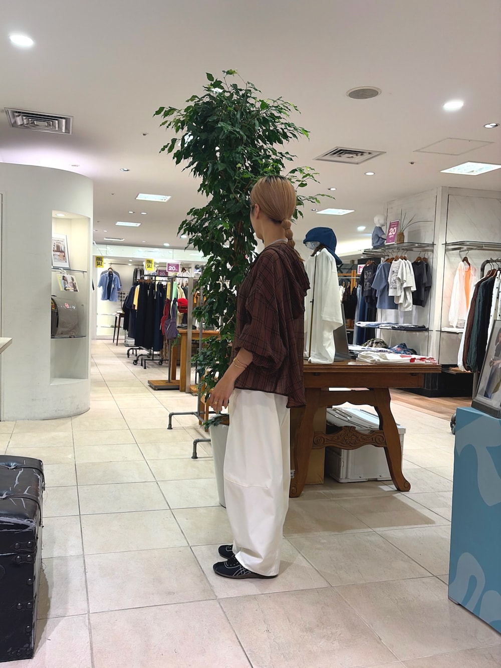 ブラウン系のシャツ/ブラウス、ホワイト系のその他パンツを着用したレディースの夏コーディネートの2枚目の写真