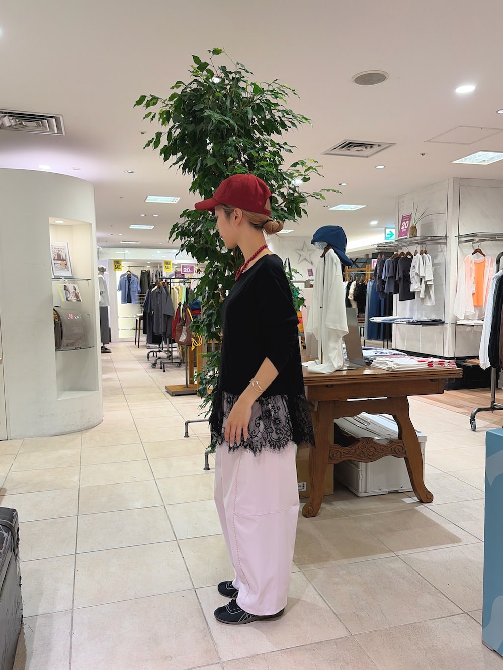 ピンク系のその他パンツ、ブラック系のTシャツ/カットソー、レッド系のキャップを着用したレディースの夏コーディネートの3枚目の写真