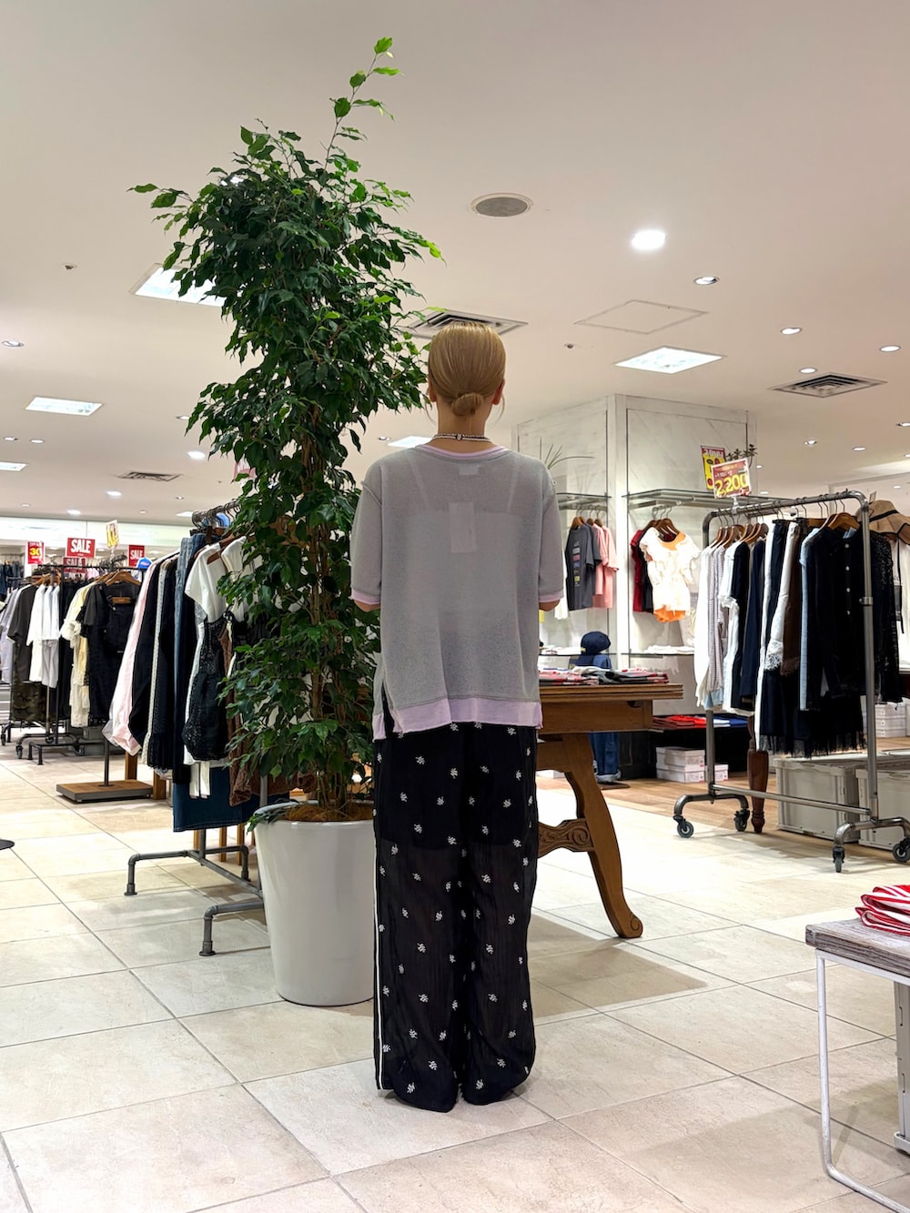 グレー系のカーディガン/ボレロ、ブラック系のその他パンツ、ブラック系のパンプスを着用したレディースの夏コーディネートの2枚目の写真