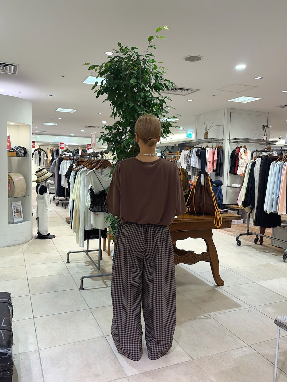ブラウン系のTシャツ/カットソー、ホワイト系のショルダーバッグ、ブラウン系のその他パンツを着用したレディースの夏コーディネートの2枚目の写真
