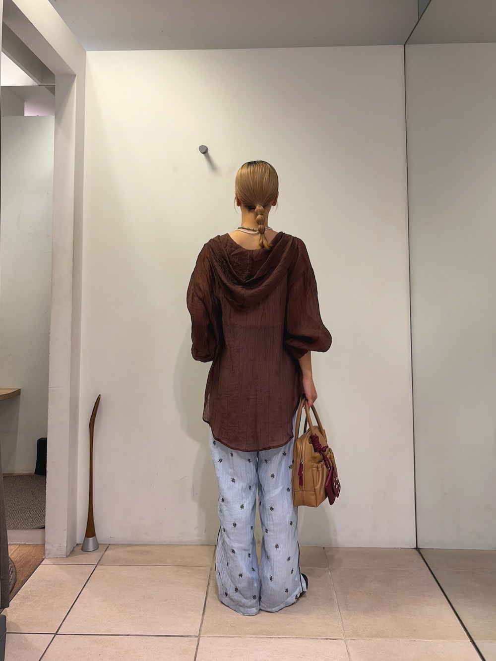 ブラウン系のシャツ/ブラウス、ブルー系のその他パンツ、イエロー系のショルダーバッグを着用したレディースの夏コーディネートの3枚目の写真