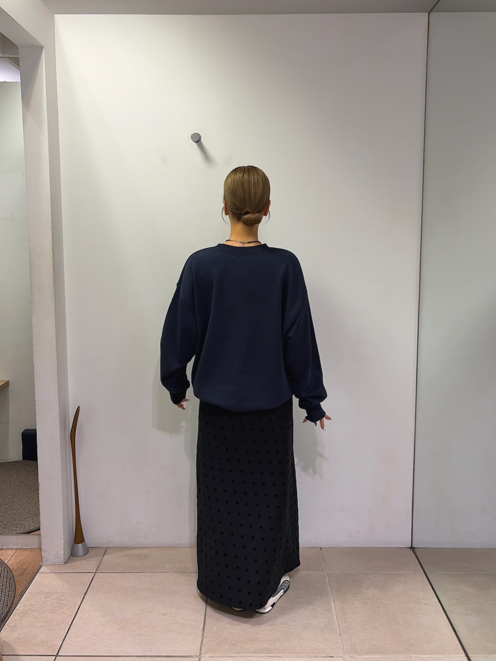 ブラック系のスカート、ブルー系のスウェットを着用したレディースの秋コーディネートの2枚目の写真