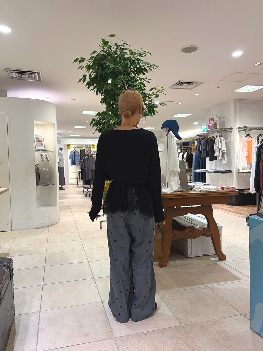 ブラック系のTシャツ/カットソー、ブラック系のボディバッグ/ウエストポーチ、グレー系のスラックスを着用したレディースの夏コーディネートの3枚目の写真