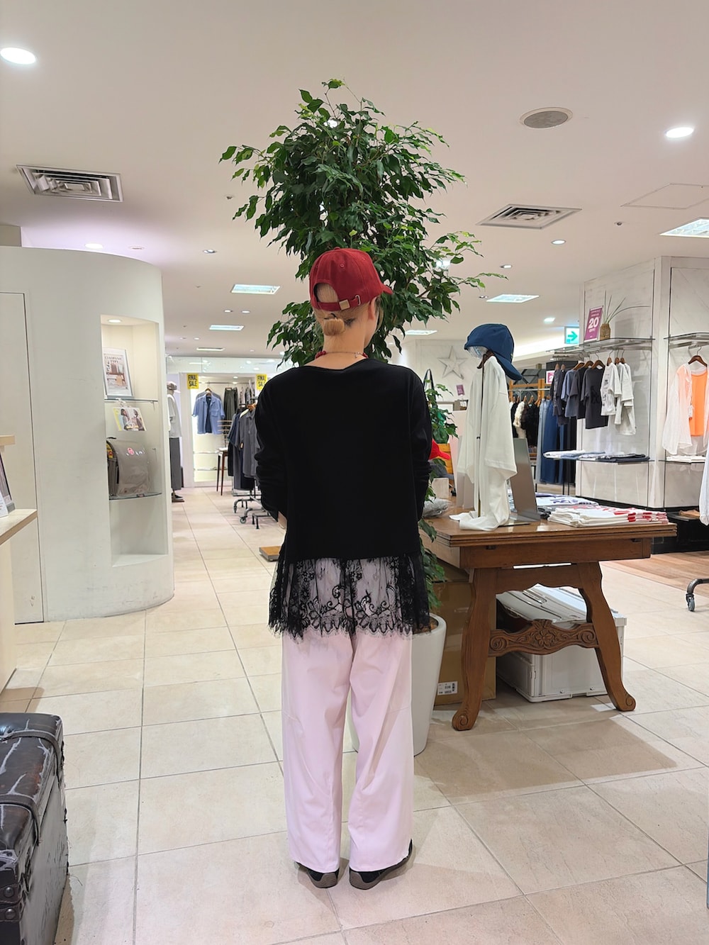 ピンク系のその他パンツ、ブラック系のTシャツ/カットソー、レッド系のキャップを着用したレディースの夏コーディネートの2枚目の写真