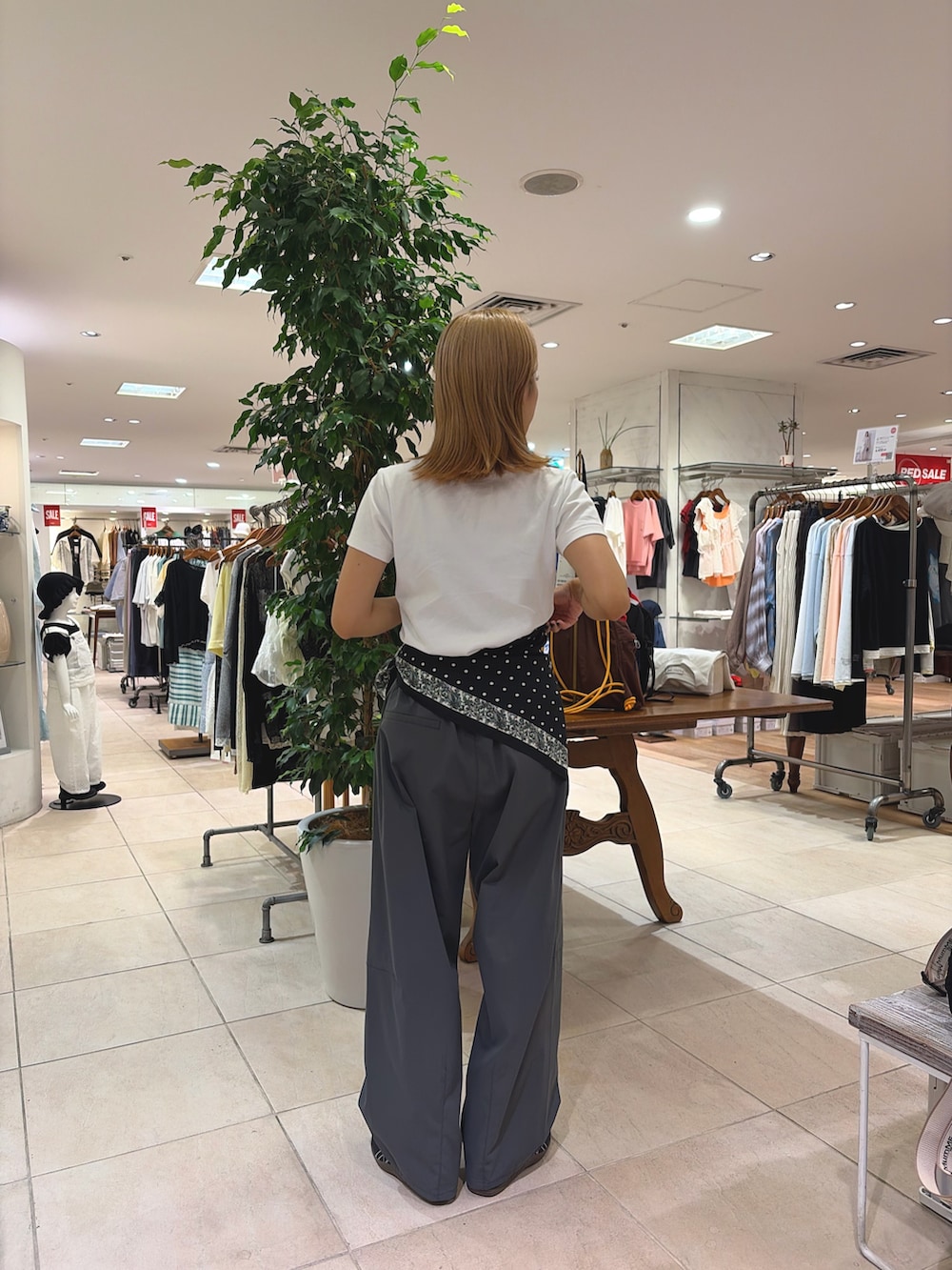 グレー系のその他パンツ、ブラック系のバンダナ/スカーフを着用したレディースの夏コーディネートの3枚目の写真