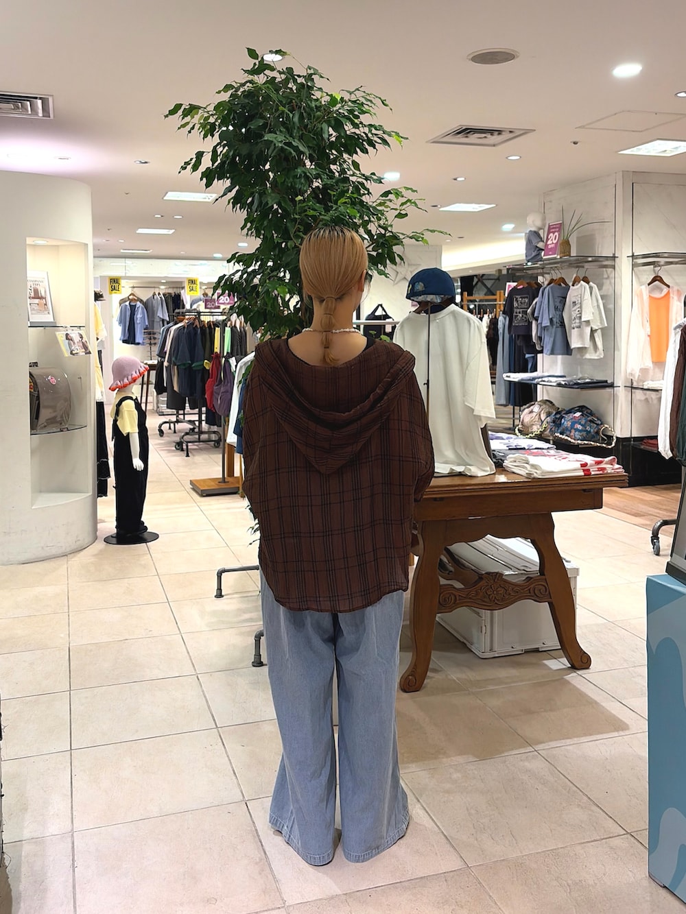 ブラウン系のシャツ/ブラウス、ブラック系のタンクトップ、ブルー系のサロペット/オーバーオールを着用したレディースの夏コーディネートの3枚目の写真