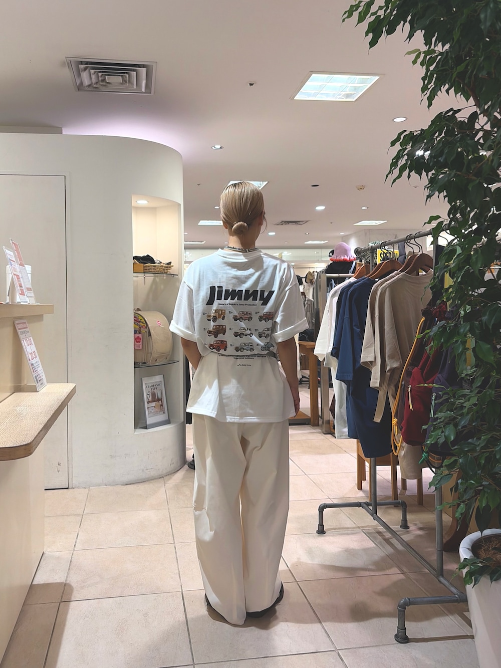 ホワイト系のTシャツ/カットソー、グリーン系のボディバッグ/ウエストポーチ、ホワイト系のその他パンツを着用したレディースの夏コーディネートの2枚目の写真