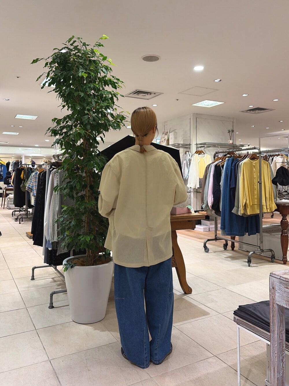 ホワイト系のTシャツ/カットソー、イエロー系のテーラードジャケット、ブルー系のデニムパンツを着用したレディースの春コーディネートの2枚目の写真