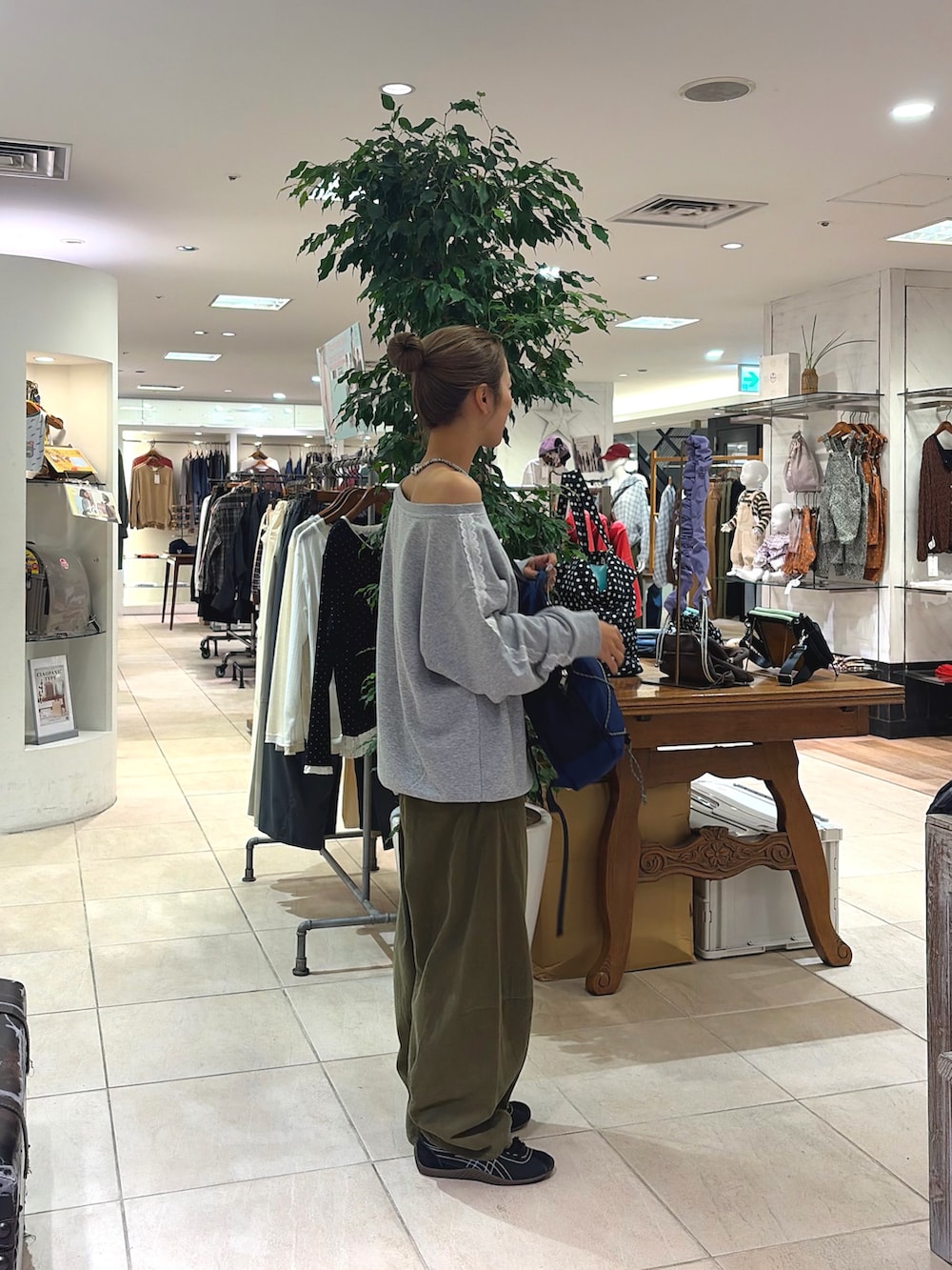 グリーン系のその他パンツ、グレー系のスウェット、ブルー系のバックパック/リュックを着用したレディースの秋コーディネートの4枚目の写真