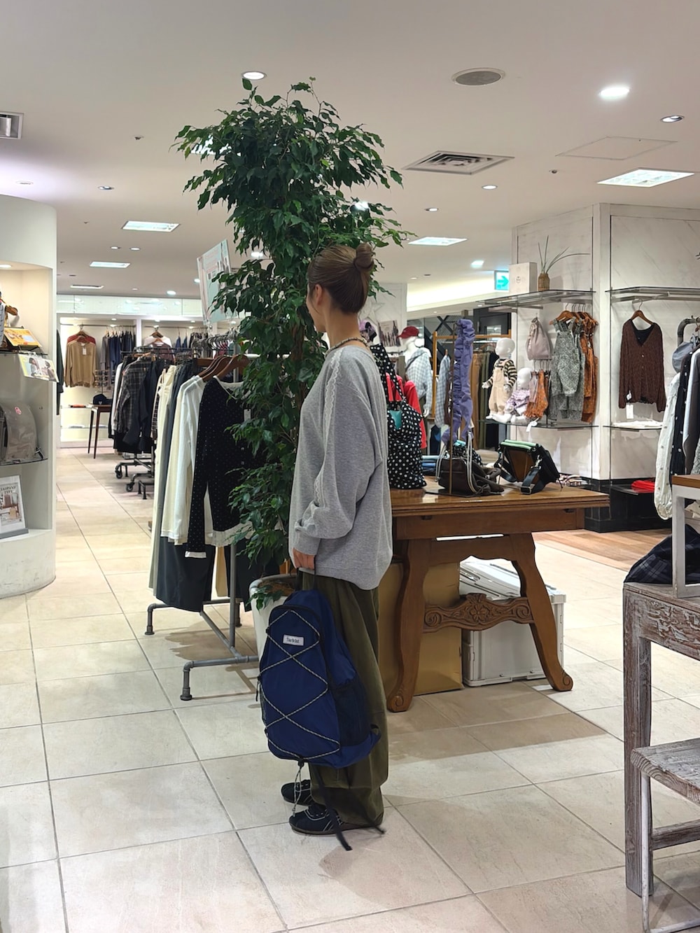 グリーン系のその他パンツ、グレー系のスウェット、ブルー系のバックパック/リュックを着用したレディースの秋コーディネートの2枚目の写真