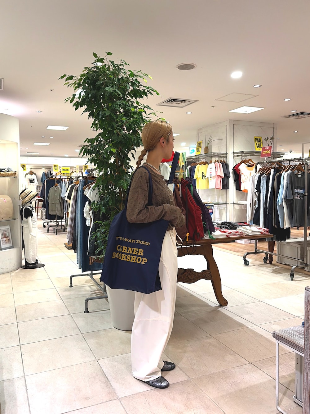 ブラウン系のTシャツ/カットソー、ホワイト系のその他パンツ、ブルー系のトートバッグを着用したレディースの夏コーディネートの2枚目の写真