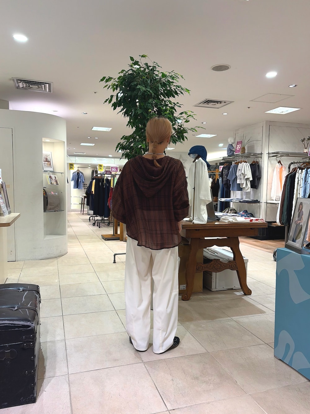 ブラウン系のシャツ/ブラウス、ホワイト系のその他パンツを着用したレディースの夏コーディネートの3枚目の写真