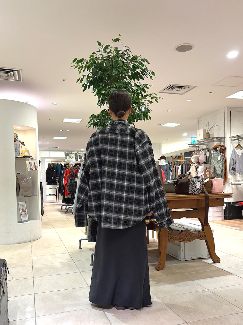 ブルー系のシャツ/ブラウス、グレー系のスウェット、ブラック系のスカートを着用したレディースの秋コーディネートの2枚目の写真