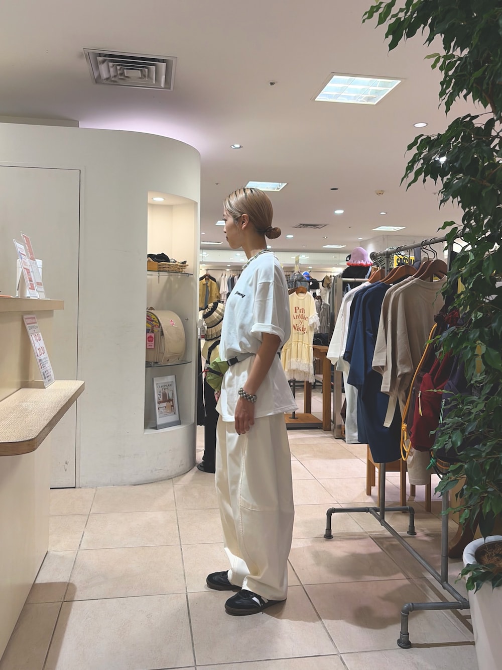 ホワイト系のTシャツ/カットソー、グリーン系のボディバッグ/ウエストポーチ、ホワイト系のその他パンツを着用したレディースの夏コーディネートの3枚目の写真