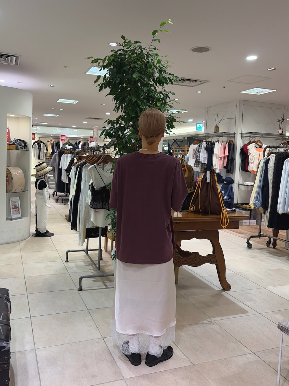 ブラウン系のTシャツ/カットソー、ホワイト系のスカート、ブラック系のローファーを着用したレディースの夏コーディネートの2枚目の写真