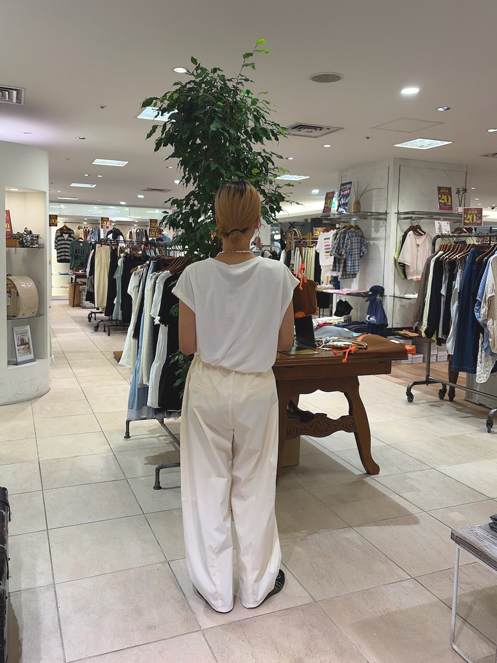 ホワイト系のTシャツ/カットソー、ホワイト系のその他パンツ、ゴールド系のショルダーバッグを着用したレディースの夏コーディネートの3枚目の写真