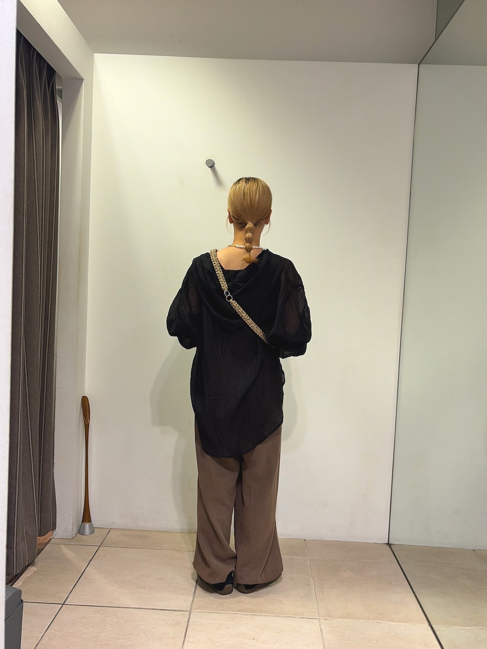 ブラウン系のスウェットパンツ、ブラック系のシャツ/ブラウス、ベージュ系のスマホグッズを着用したレディースの夏コーディネートの3枚目の写真