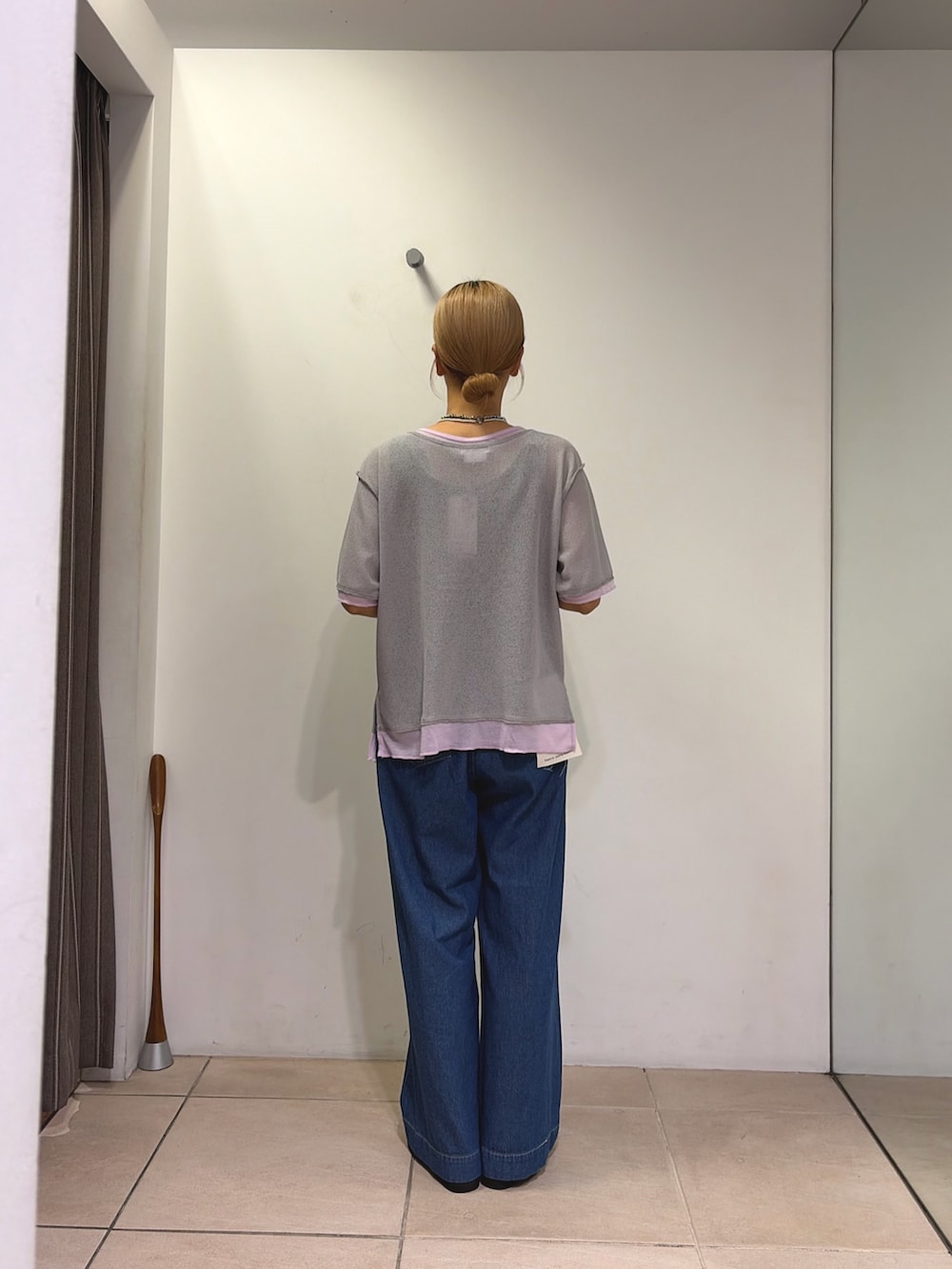 グレー系のカーディガン/ボレロ、ブルー系のデニムパンツ、ブラック系のローファーを着用したレディースの夏コーディネートの2枚目の写真