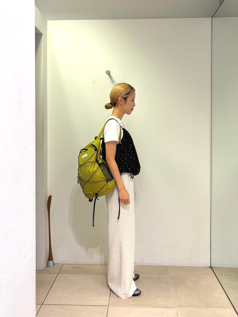 ブラック系のタンクトップ、グレー系のその他パンツ、グリーン系のバックパック/リュックを着用したレディースの秋コーディネートの2枚目の写真