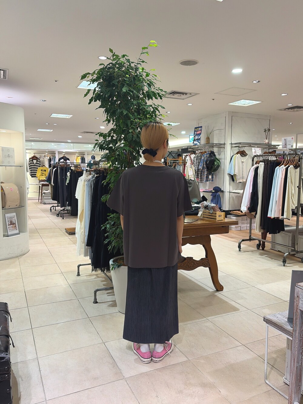 グレー系のTシャツ/カットソー、ブラック系のスカートを着用したレディースの夏コーディネートの2枚目の写真