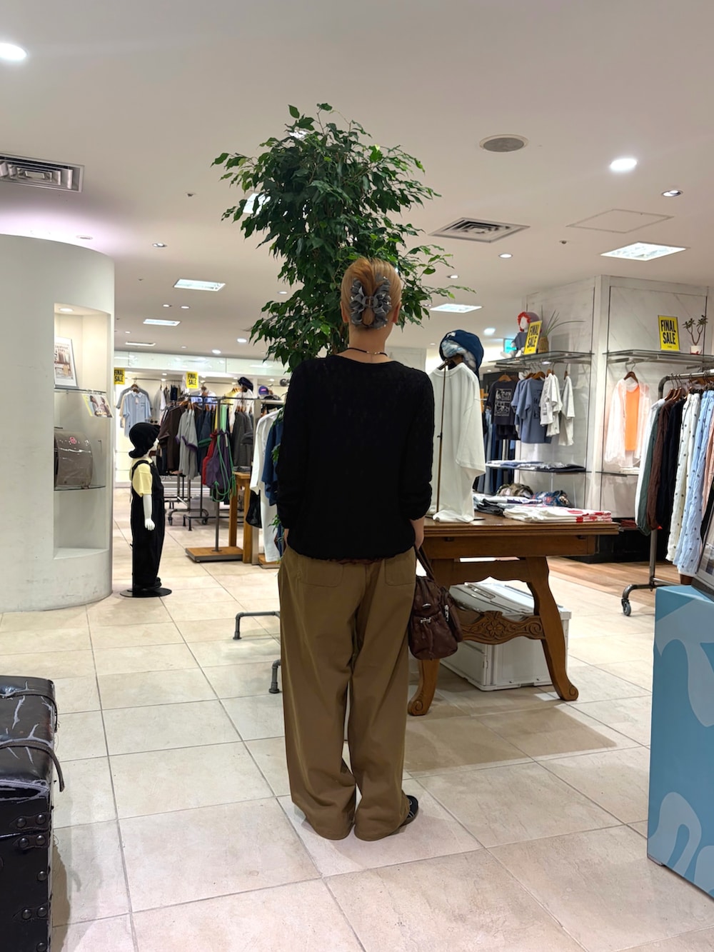 ブラック系のカーディガン/ボレロ、ベージュ系のその他パンツ、ブラウン系のショルダーバッグを着用したレディースの夏コーディネートの2枚目の写真