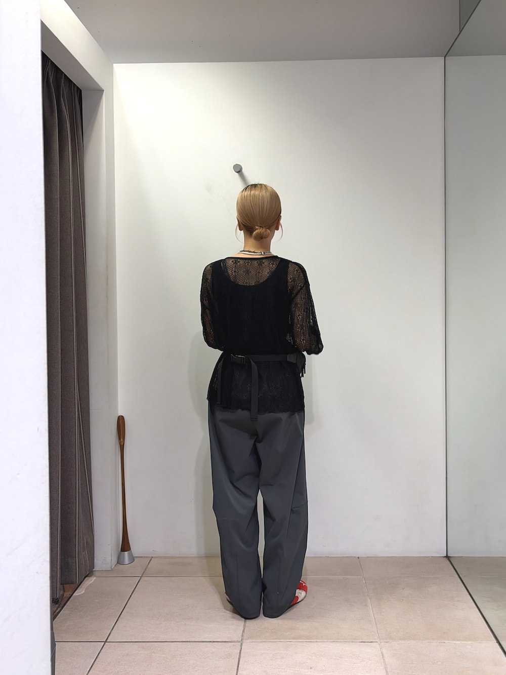 ブラック系のTシャツ/カットソー、グレー系のその他パンツを着用したレディースの夏コーディネートの2枚目の写真
