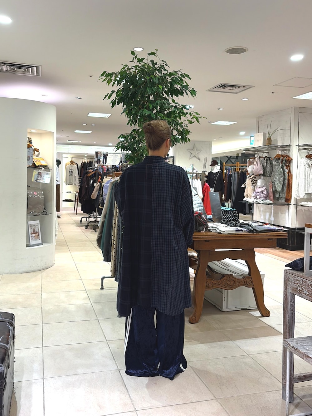 グレー系のスウェット、ブルー系のその他パンツ、ブラック系のパンプスを着用したレディースの秋コーディネートの2枚目の写真