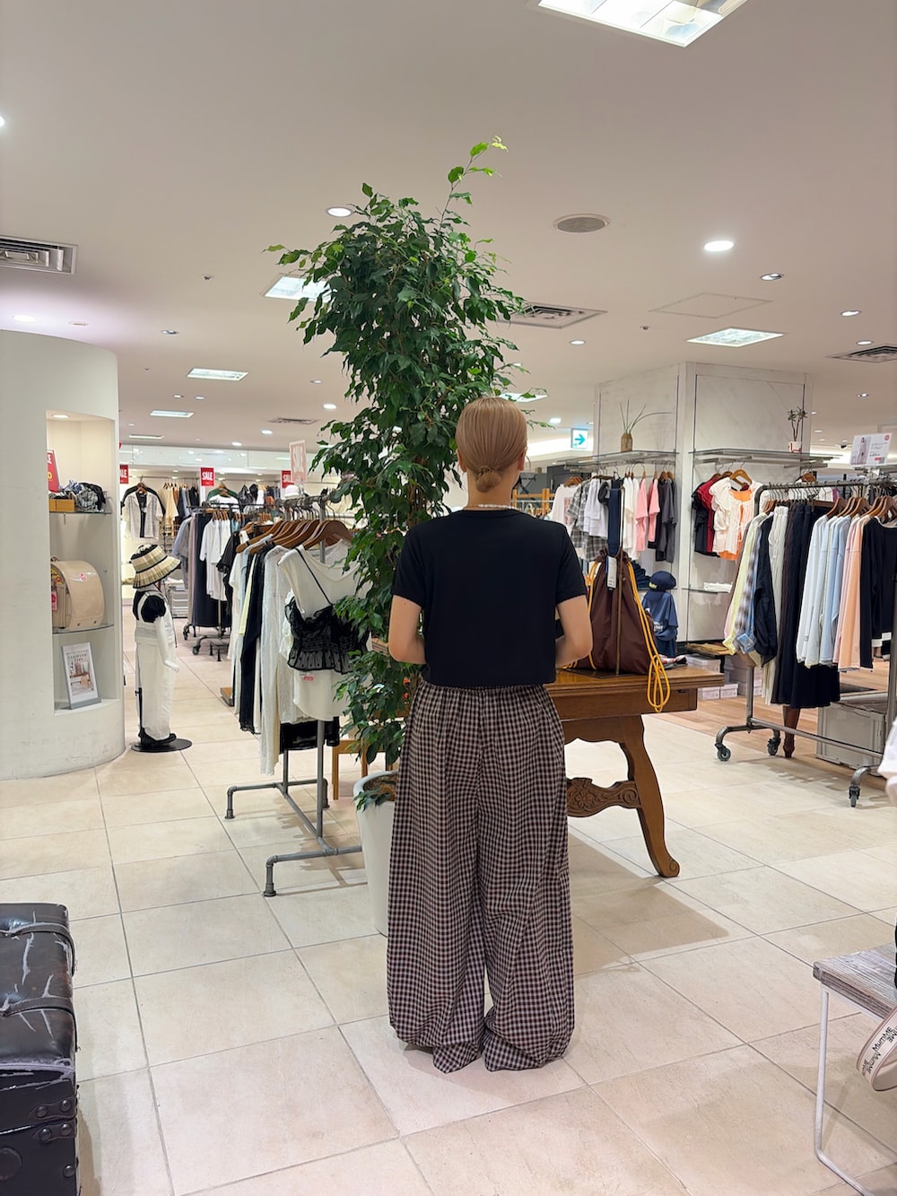 ブラック系のTシャツ/カットソー、ベージュ系のショルダーバッグ、ブラウン系のその他パンツを着用したレディースの夏コーディネートの3枚目の写真