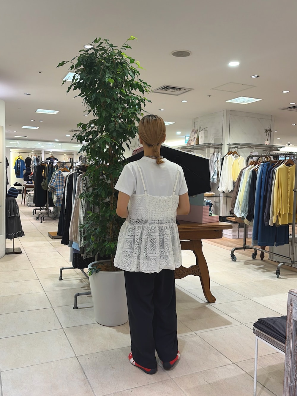 ブラック系のその他パンツ、ホワイト系のキャミソール、シルバー系のショルダーバッグを着用したレディースの春コーディネートの2枚目の写真