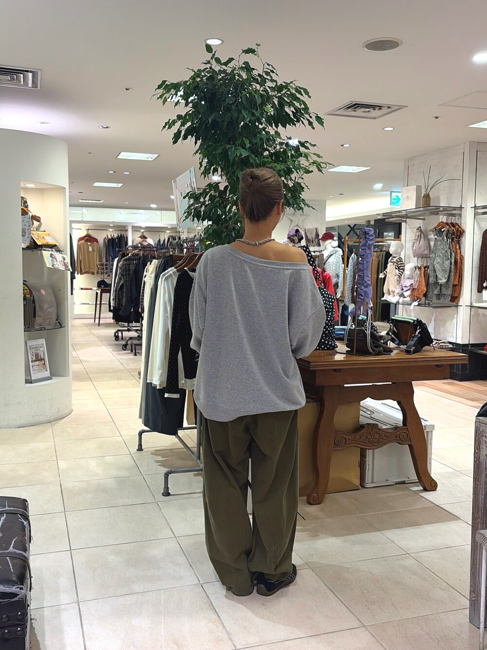 グリーン系のその他パンツ、グレー系のスウェット、ブルー系のバックパック/リュックを着用したレディースの秋コーディネートの3枚目の写真