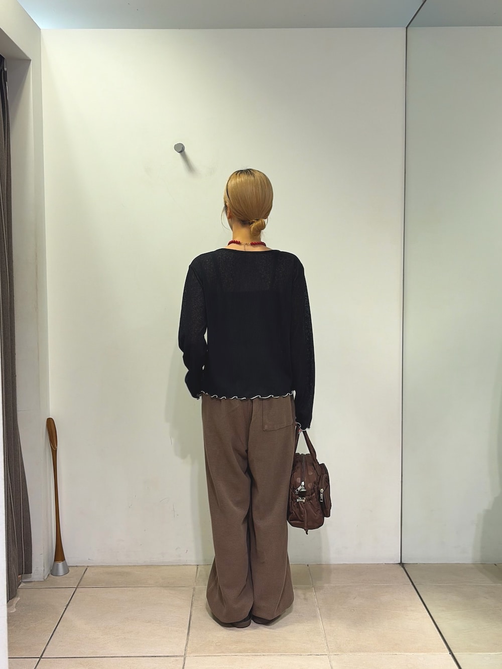 ブラック系のカーディガン/ボレロ、ブラウン系のスウェットパンツ、ブラウン系のショルダーバッグを着用したレディースの夏コーディネートの2枚目の写真