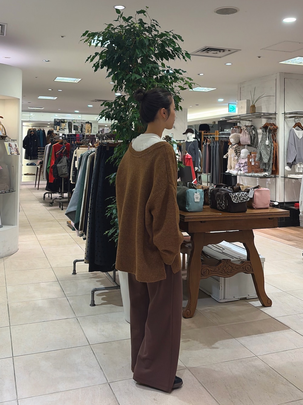 ホワイト系のTシャツ/カットソー、ブラック系のショルダーバッグ、ブラウン系のその他パンツを着用したレディースの秋コーディネートの3枚目の写真